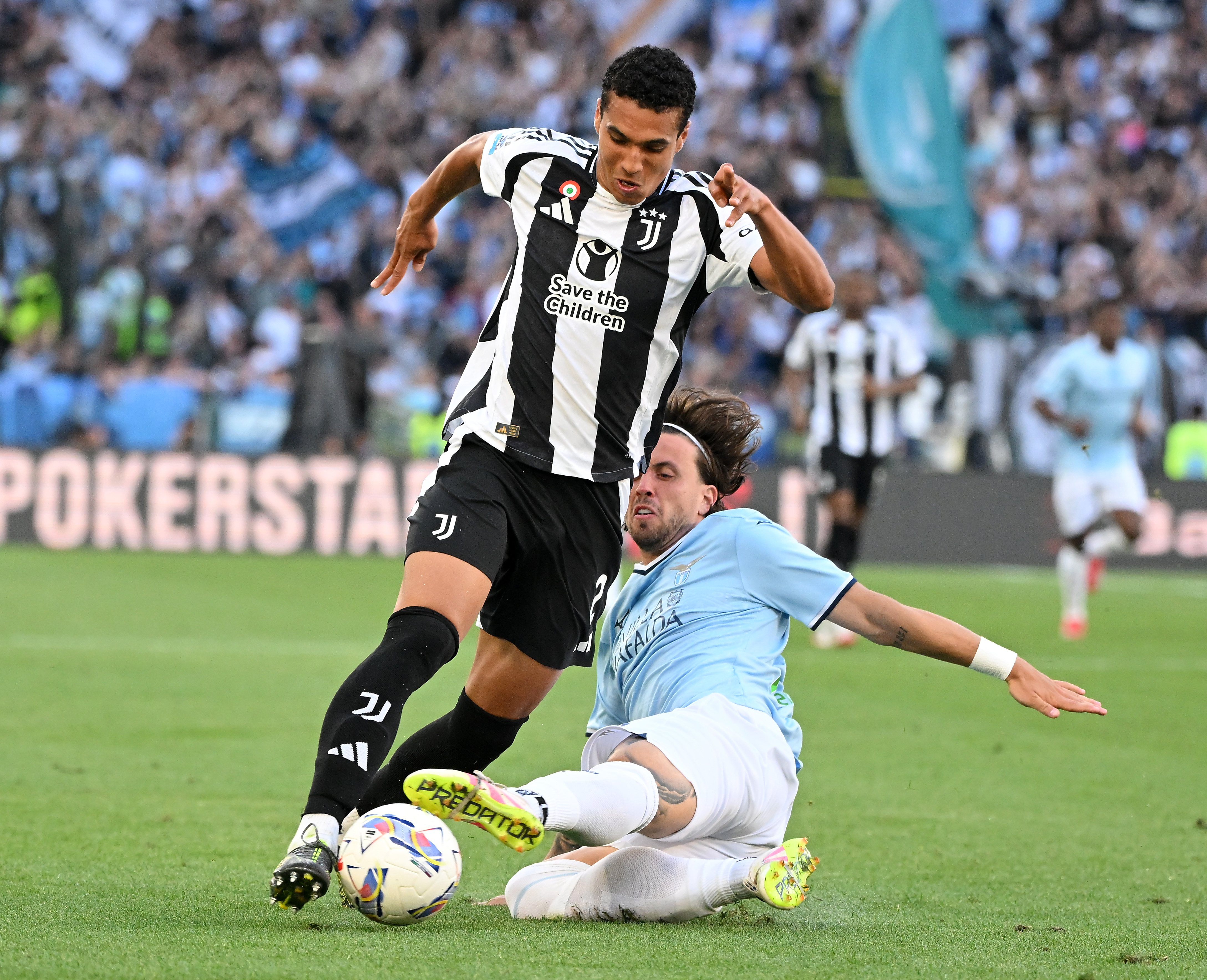 体育在线-莱比锡战平尤文，莱万扑点救主西甲