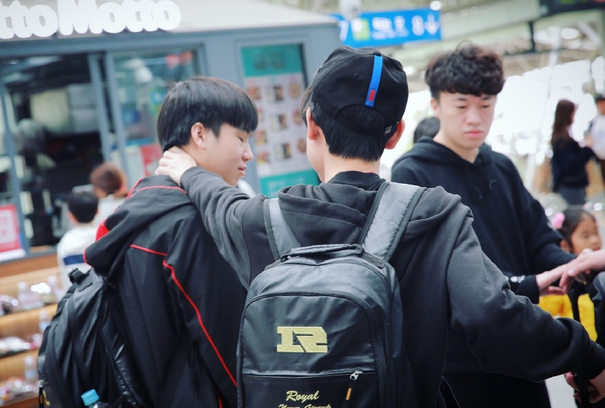 体育在线-DFM绝杀T1，Uzi打出惊人五杀成都决赛之夜3:0（洛杉矶）